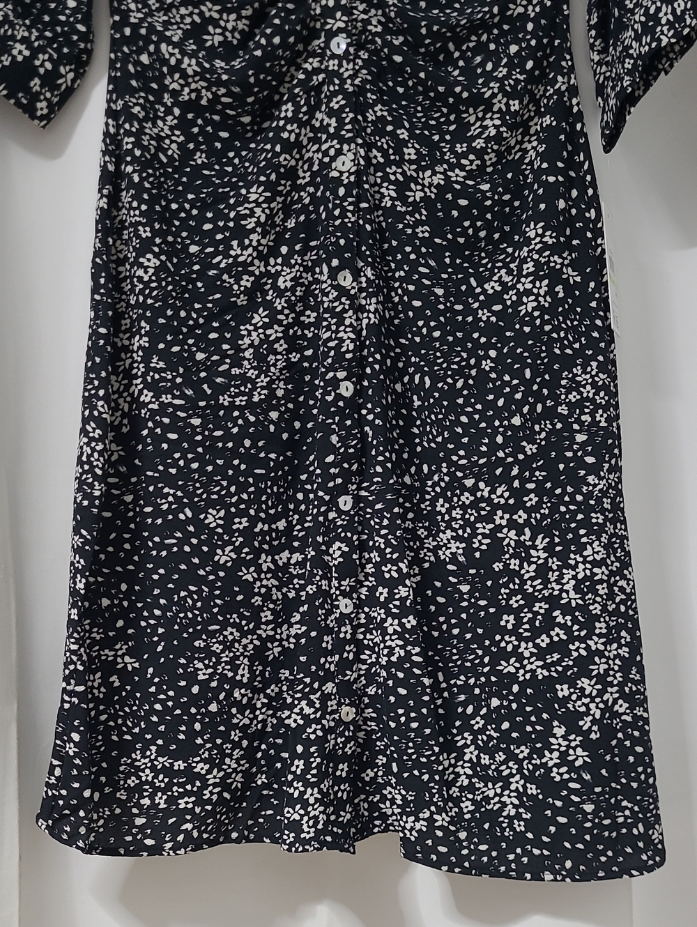 NWT DKNY Black & White Floral Ruched Midi Shirtdress - Picture 5 of 10